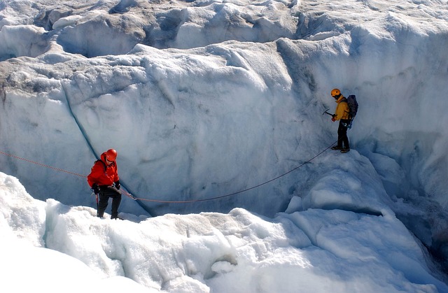 2 turister klatrer på en gletcher på Grønland